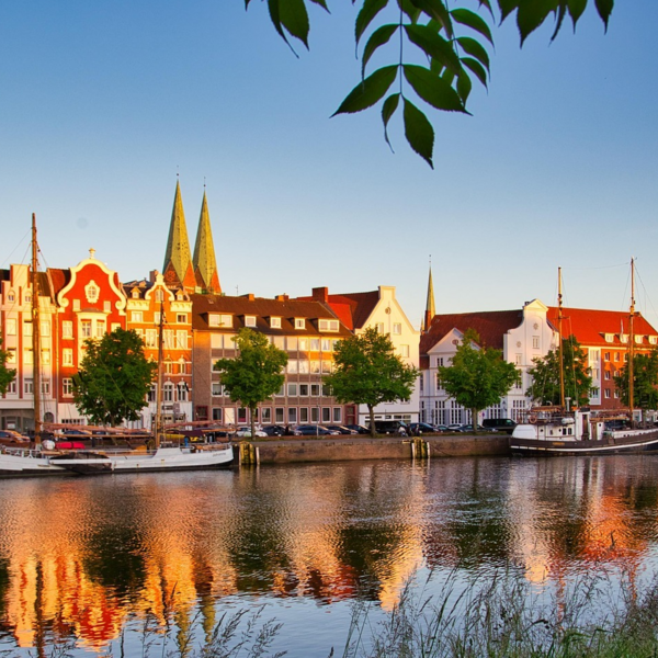 Sommerstimmung am Traditionssegler-Hafen in Lübeck